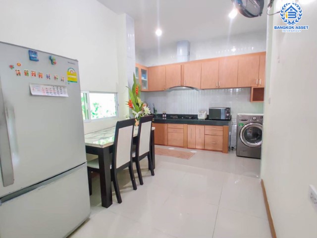 บ้านแฝดมือสอง กรุงเทพฯ ม.พราวด์เพลส สุขาภิบาล5 หลังมุม! เนื้อที่กว้าง 35 ตร.ว. ฟังก์ชัน 3 ห้องนอน 3 ห้องน้ำ ที่จอดรถ 2 คัน สภาพสวย ตกแต่งสไตล์โมเดิร์น บิวท์อินจัดเต็ม พร้อมอยู่ บนทำเลแห่งการเดินทาง ใกล้รถไฟฟ้าสายสีชมพู "สถานีวัชรพล" และจุดขึ้นทางด่วน "สุขาภิบาล5" จองด่วน!